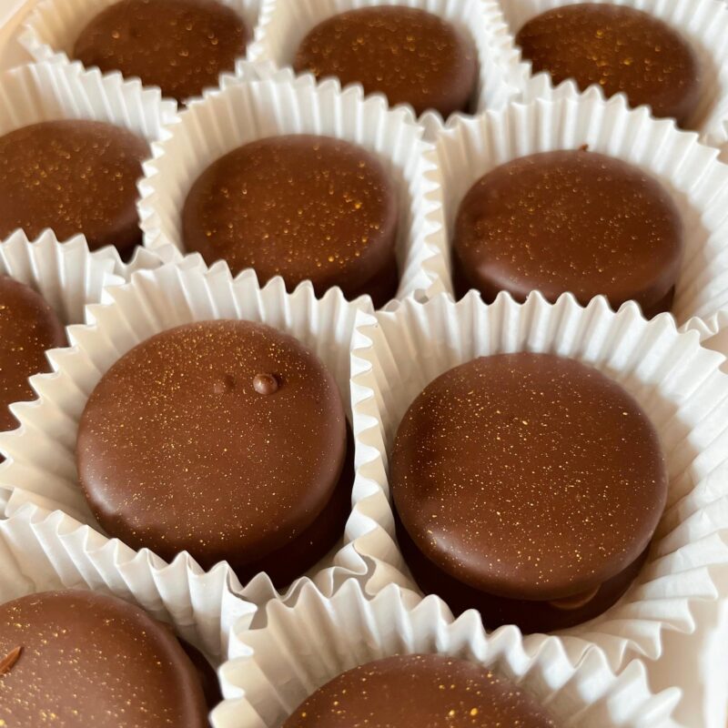 Mini Alfajores sin Azúcar con manjar y bañado con chocolate - Image 3