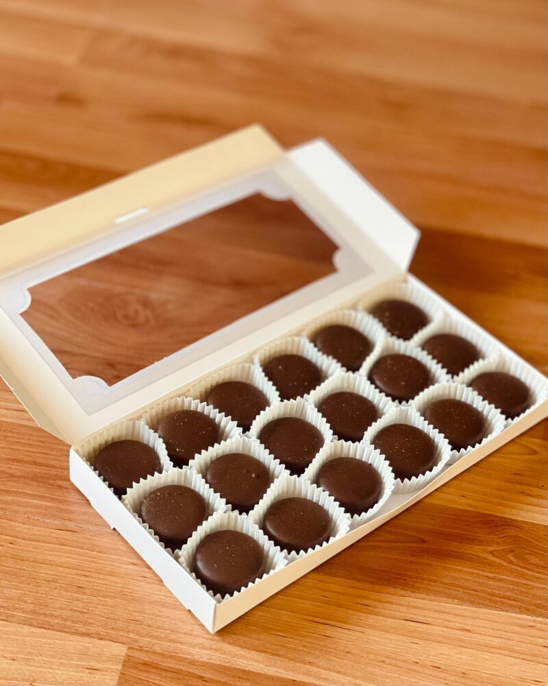 Mini Alfajores sin Azúcar con manjar y bañado con chocolate